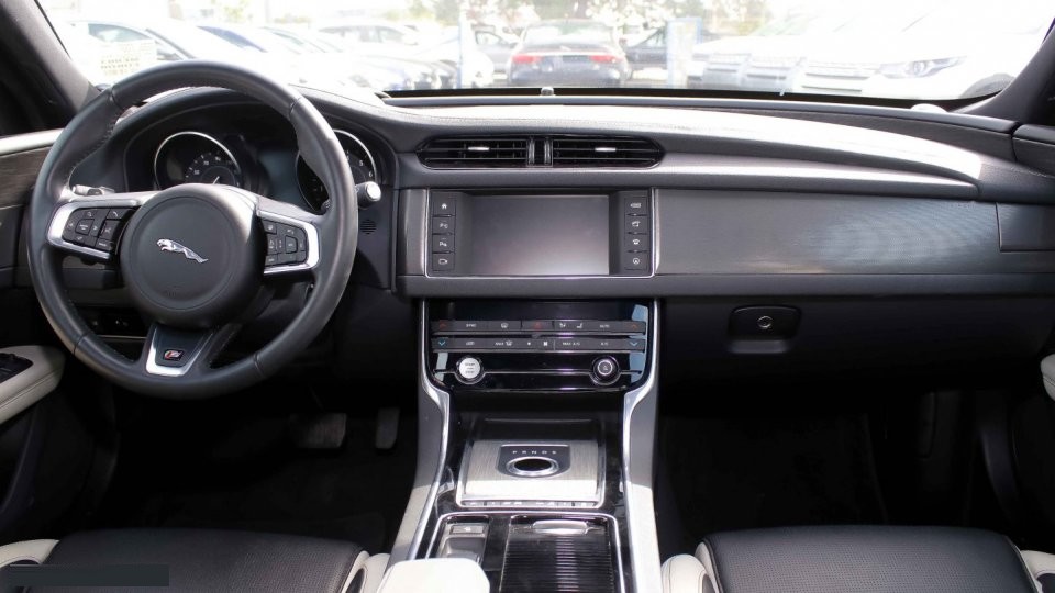 2016 Jaguar XF 3.0L V6 – Image 8