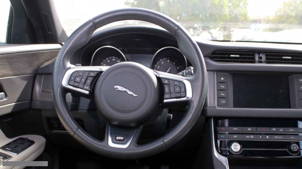 2016 Jaguar XF 3.0L V6 – Image 11