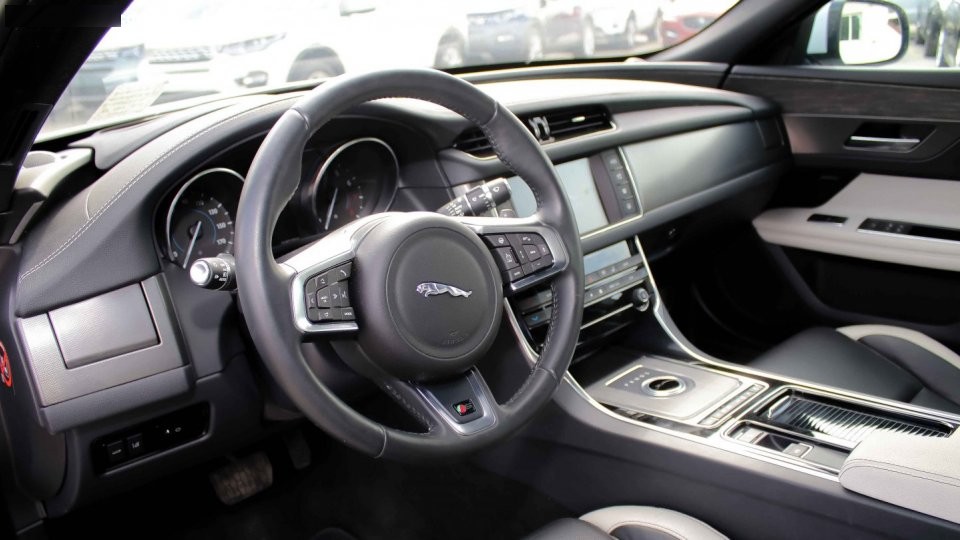 2016 Jaguar XF 3.0L V6 – Image 10