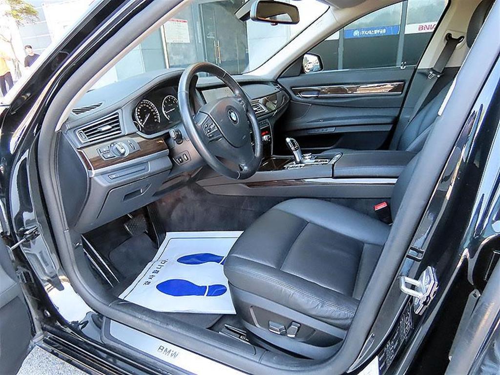 2009 BMW 740i 3.0L V6 – Image 4