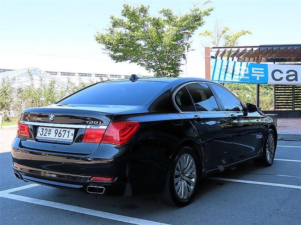 2009 BMW 740i 3.0L V6 – Image 7