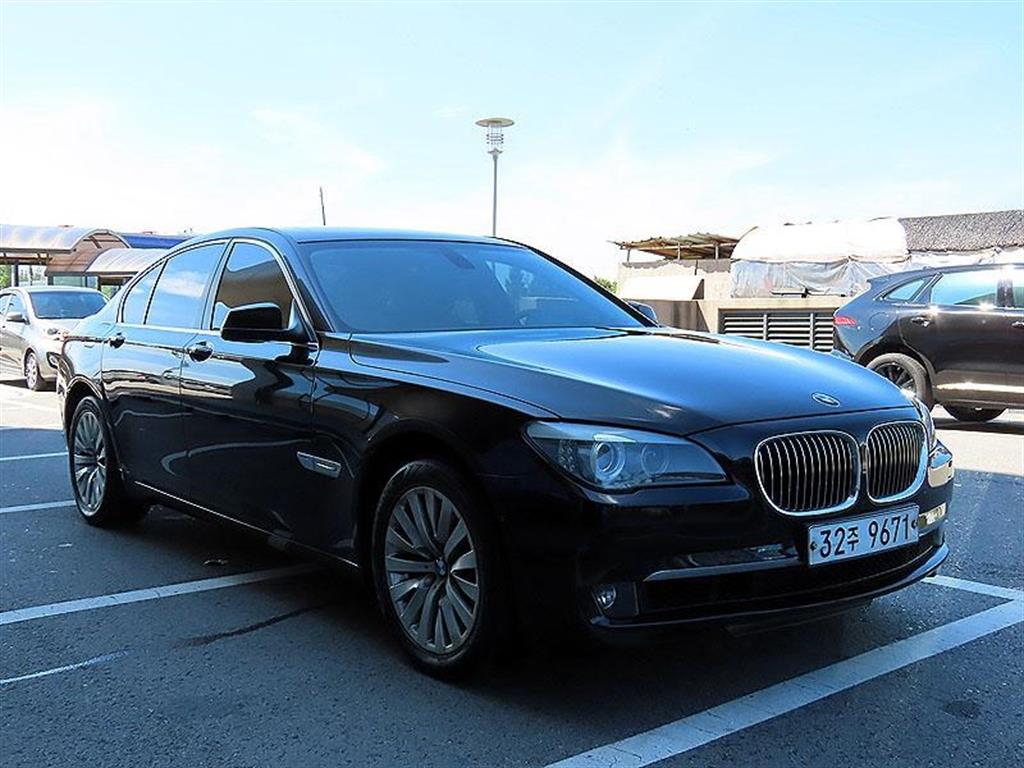 2009 BMW 740i 3.0L V6 – Image 9