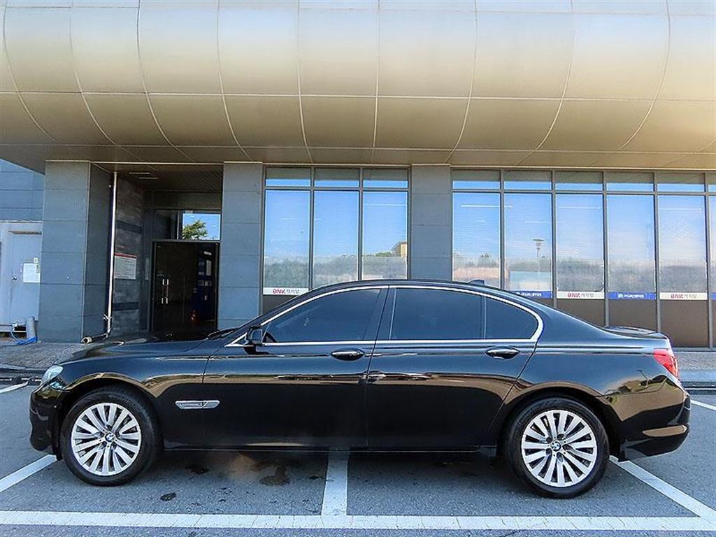 2009 BMW 740i 3.0L V6 – Image 10