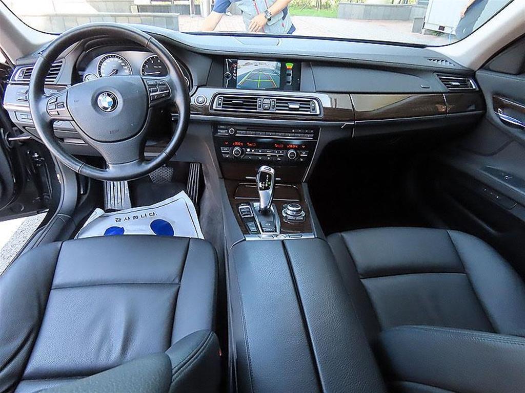 2009 BMW 740i 3.0L V6 – Image 11