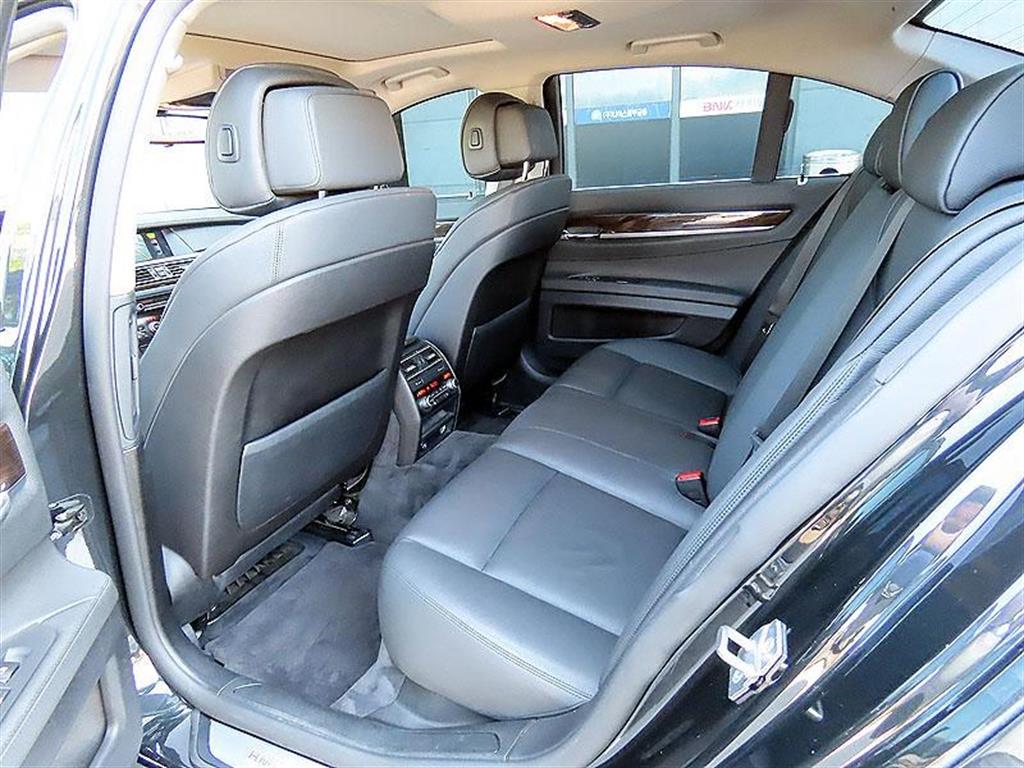 2009 BMW 740i 3.0L V6 – Image 12