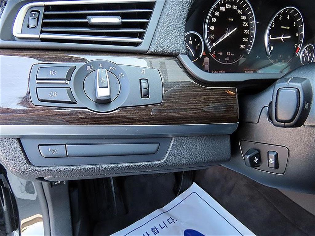 2009 BMW 740i 3.0L V6 – Image 16