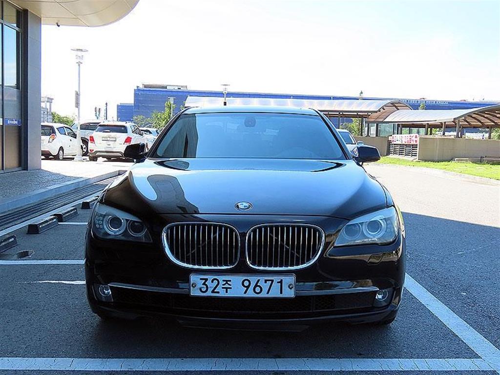 2009 BMW 740i 3.0L V6 – Image 17