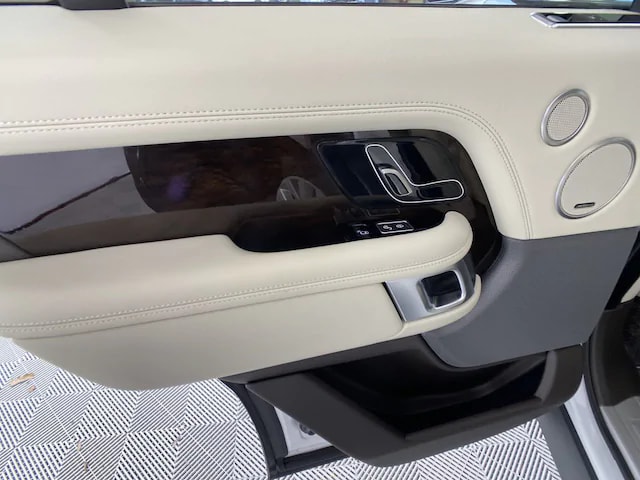 2020 Land Rover Range Rover PHEV 2.0L TURBOCHARGED – Image 11