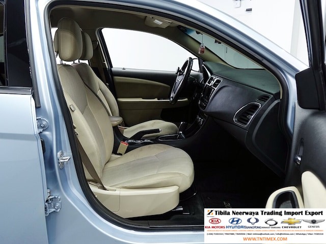 2012 Chrysler 200 2.4L – Image 11