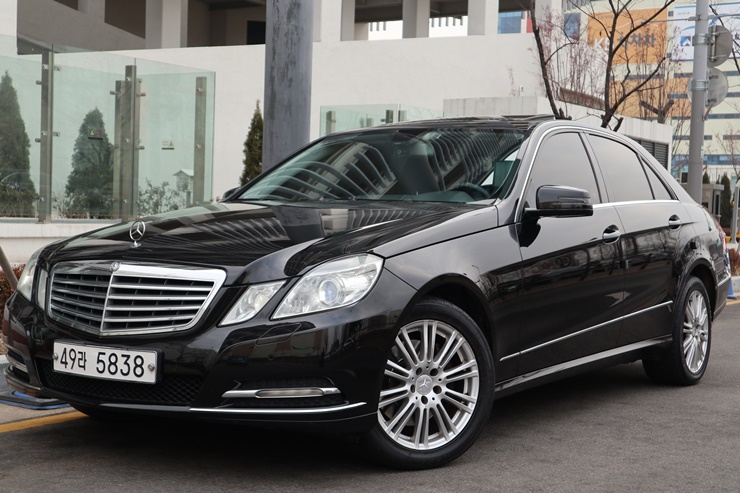 2011 MERCEDES-BENZ E300 – Image 2