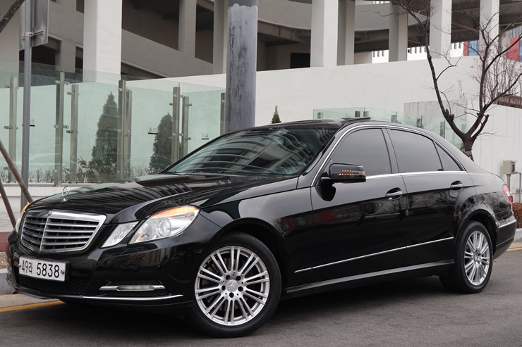 2011 MERCEDES-BENZ E300 – Image 3