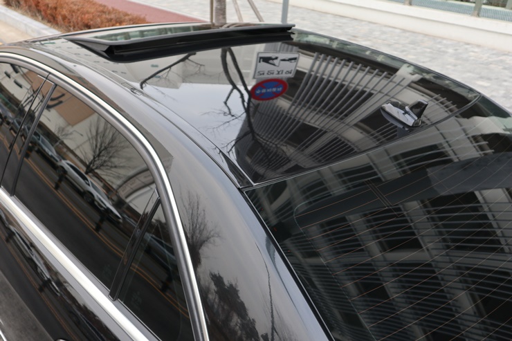 2011 MERCEDES-BENZ E300 – Image 14