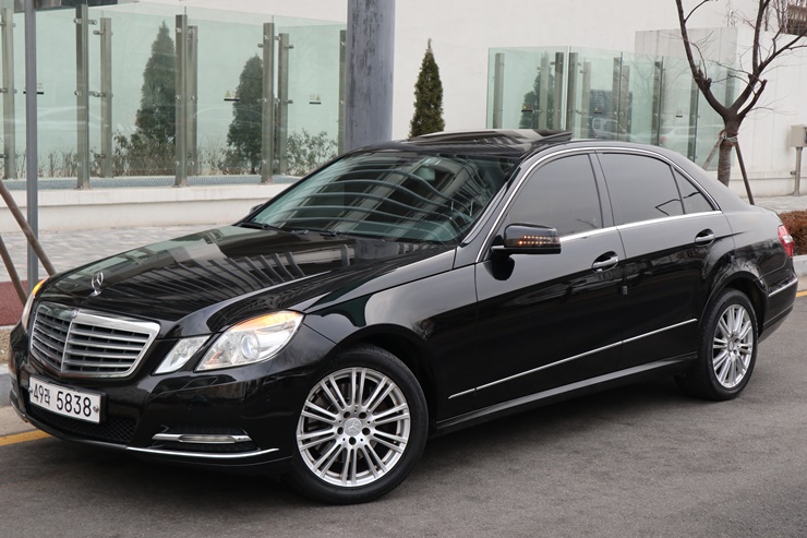 2011 MERCEDES-BENZ E300 – Image 4