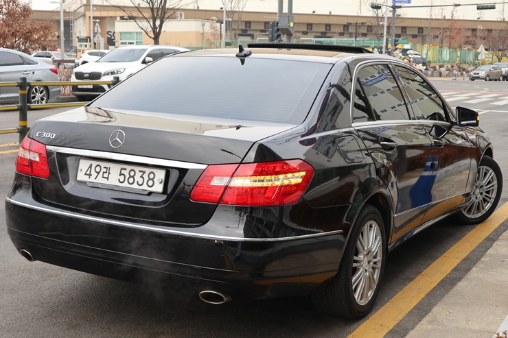 2011 MERCEDES-BENZ E300 – Image 5
