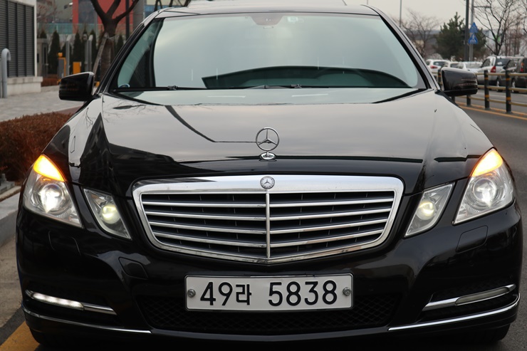 2011 MERCEDES-BENZ E300 – Image 6