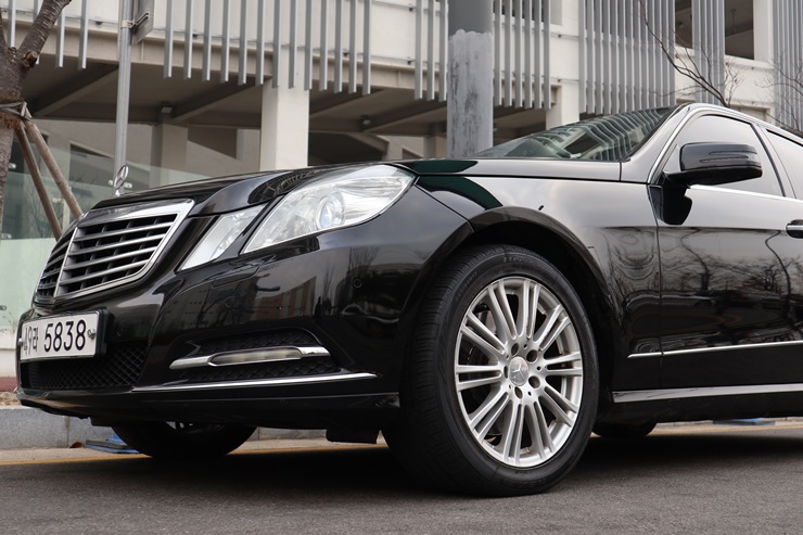 2011 MERCEDES-BENZ E300 – Image 9