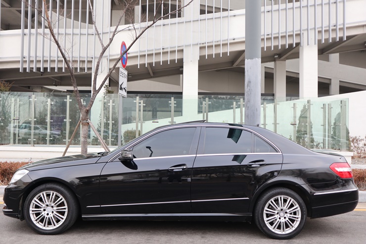 2011 MERCEDES-BENZ E300 – Image 10