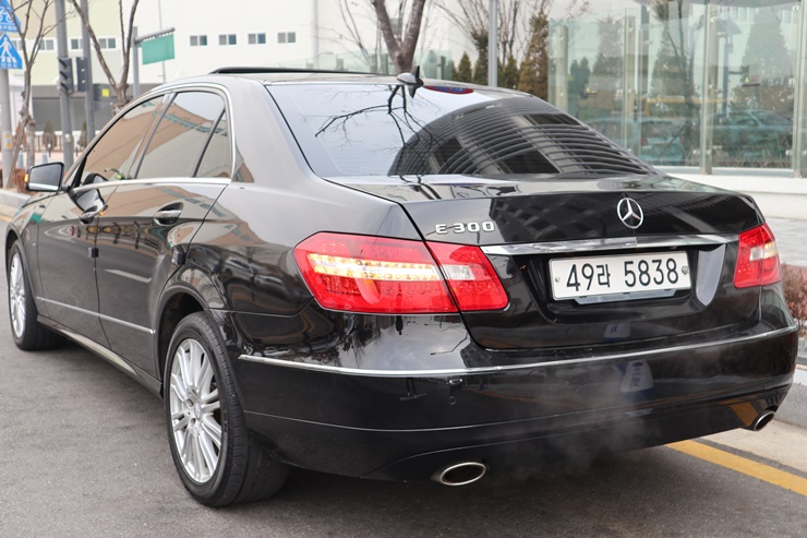 2011 MERCEDES-BENZ E300 – Image 16