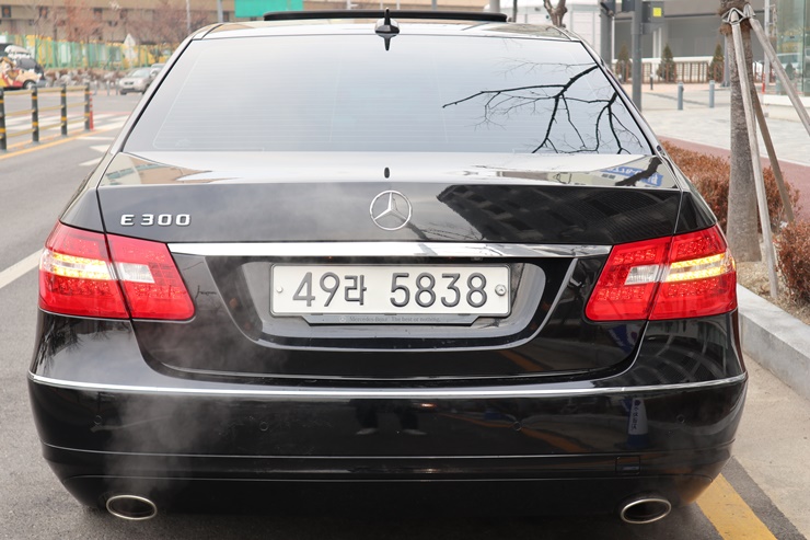2011 MERCEDES-BENZ E300 – Image 17