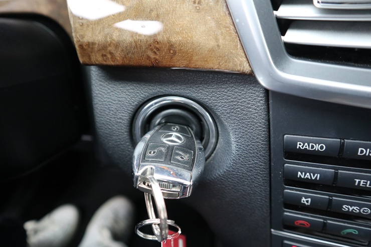 2011 MERCEDES-BENZ E300 – Image 30