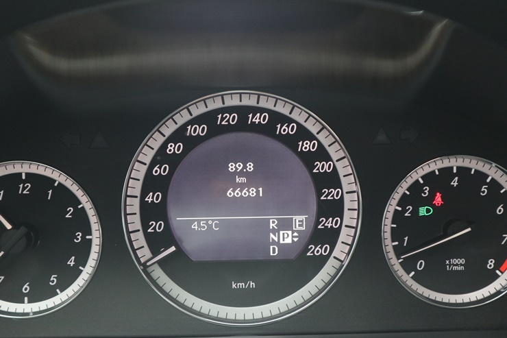 2011 MERCEDES-BENZ E300 – Image 31