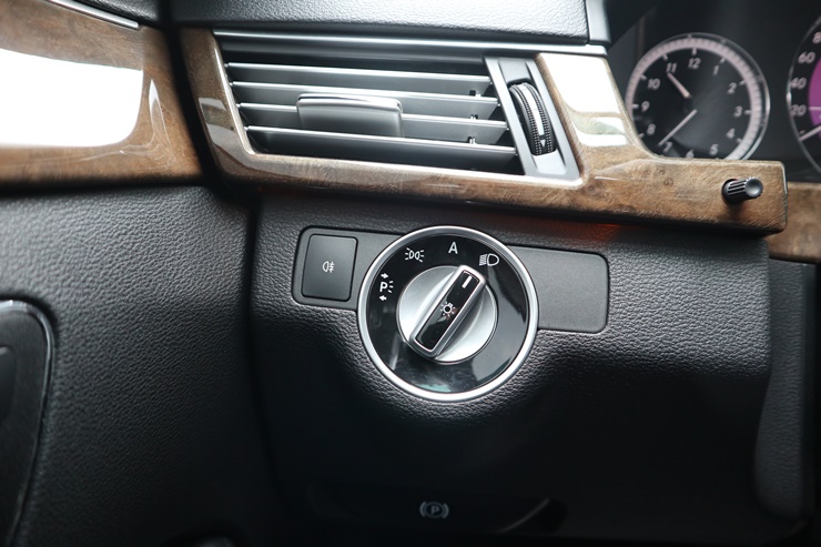 2011 MERCEDES-BENZ E300 – Image 33