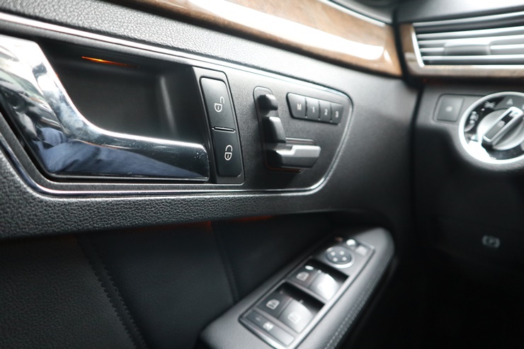 2011 MERCEDES-BENZ E300 – Image 34