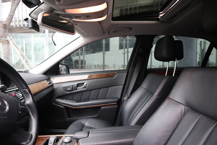 2011 MERCEDES-BENZ E300 – Image 21