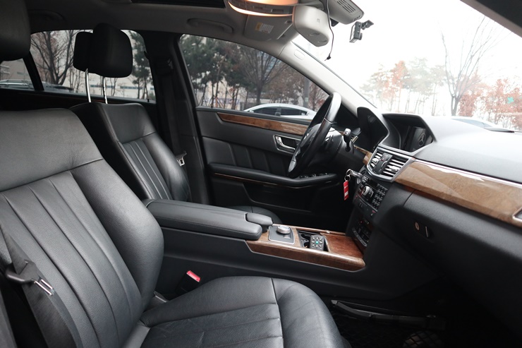 2011 MERCEDES-BENZ E300 – Image 48