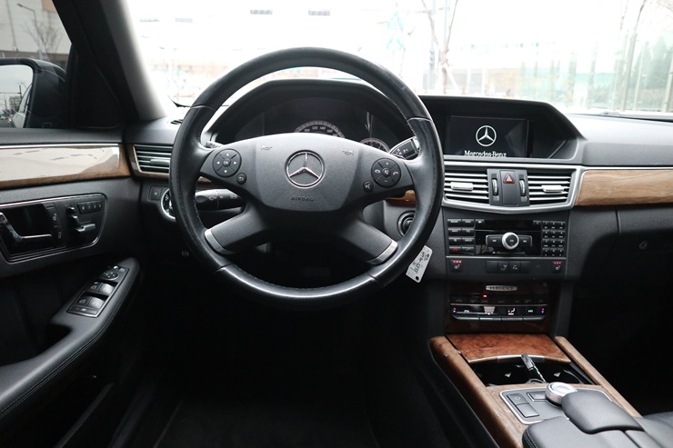 2011 MERCEDES-BENZ E300 – Image 42