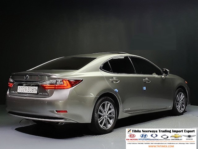 2017 Lexus ES300h Premium – Image 3