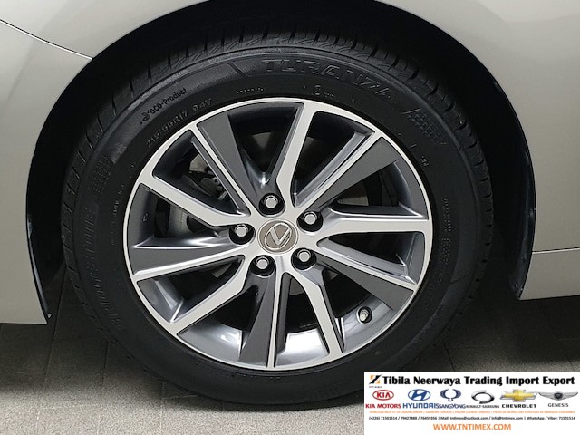 2017 Lexus ES300h Premium – Image 6