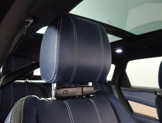 2018 Land Rover Range Rover Velar 2.0L R-Dynamic SE – Image 11