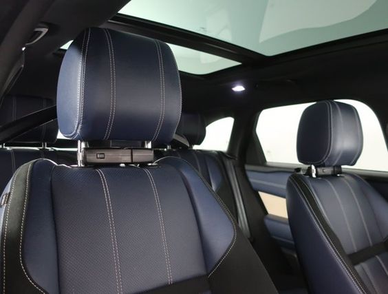 2018 Land Rover Range Rover Velar 2.0L R-Dynamic SE – Image 12