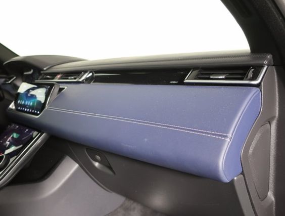 2018 Land Rover Range Rover Velar 2.0L R-Dynamic SE – Image 13