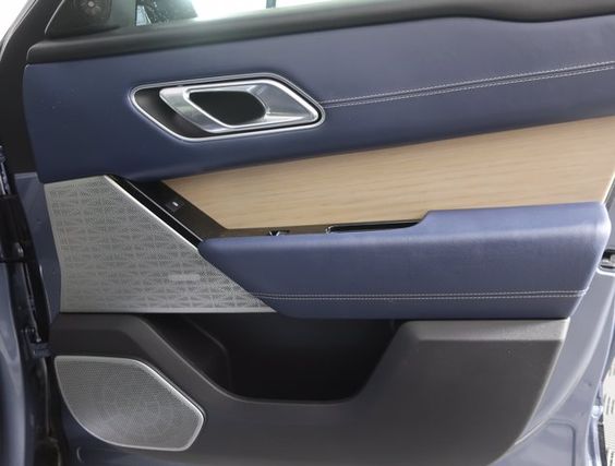 2018 Land Rover Range Rover Velar 2.0L R-Dynamic SE – Image 15