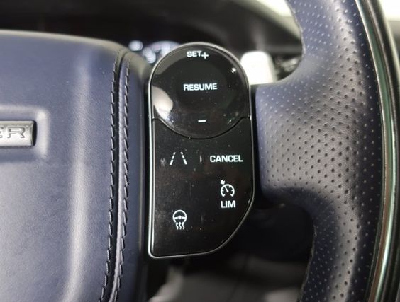 2018 Land Rover Range Rover Velar 2.0L R-Dynamic SE – Image 25