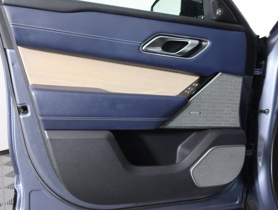 2018 Land Rover Range Rover Velar 2.0L R-Dynamic SE – Image 34