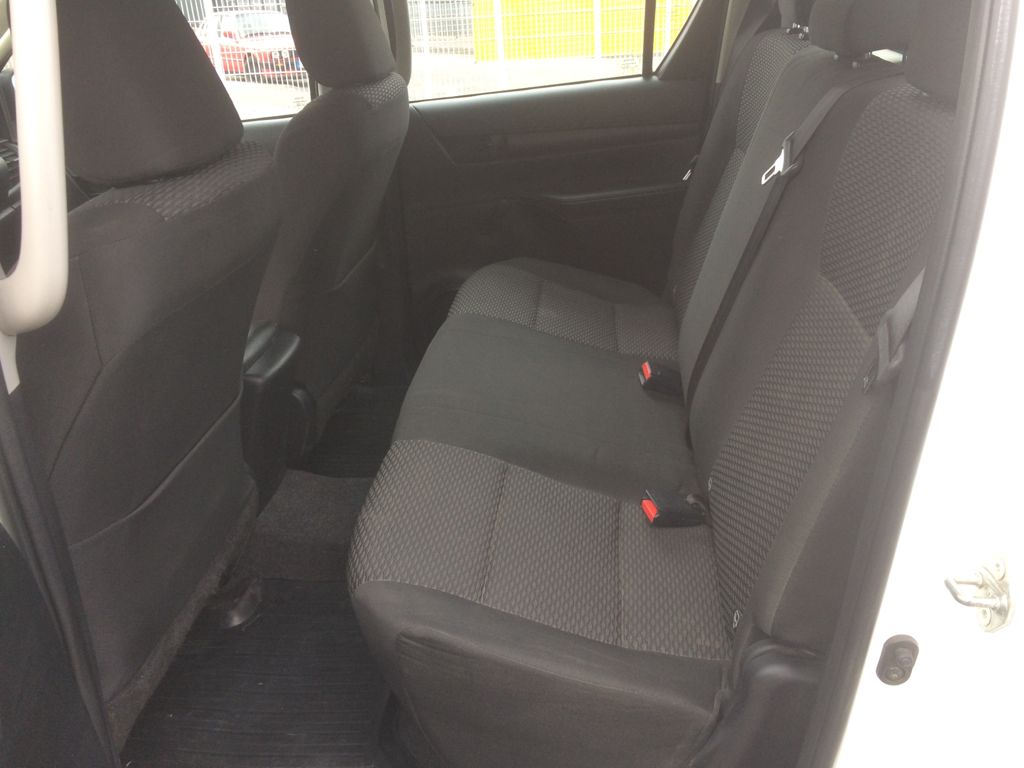 2017 Toyota Hilux 2.4L 4X4 – Image 11