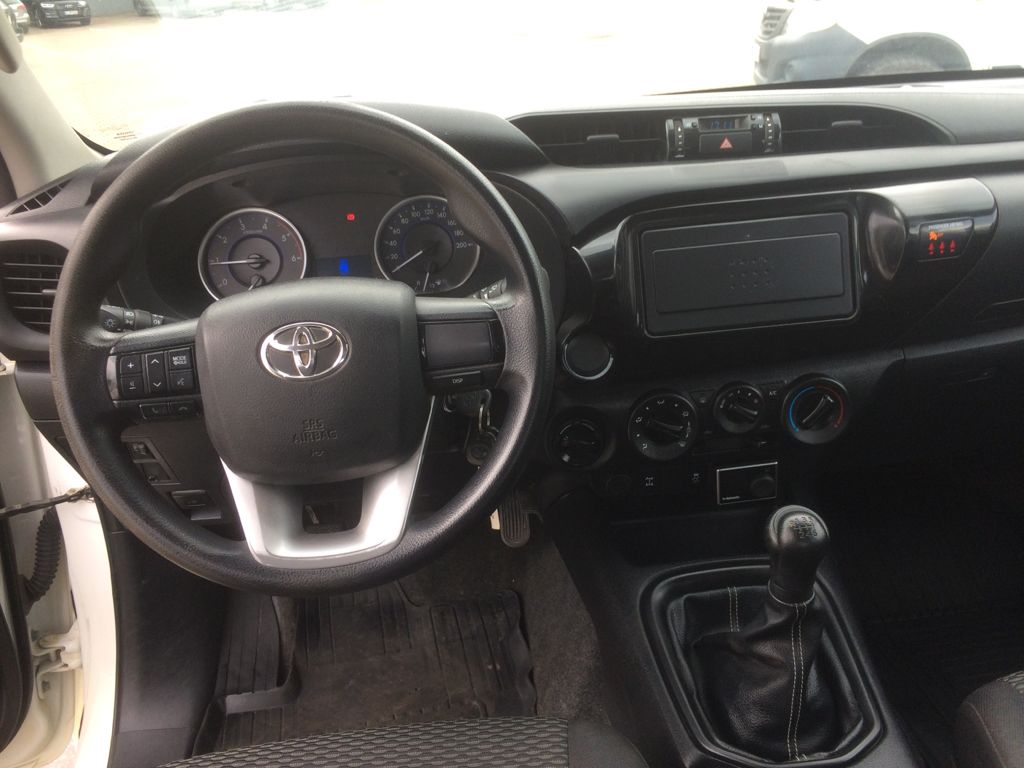 2017 Toyota Hilux 2.4L 4X4 – Image 13
