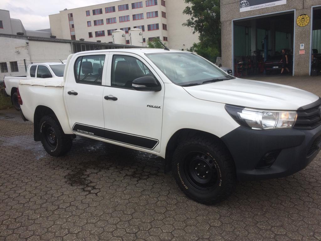 2017 Toyota Hilux 2.4L 4X4 – Image 3