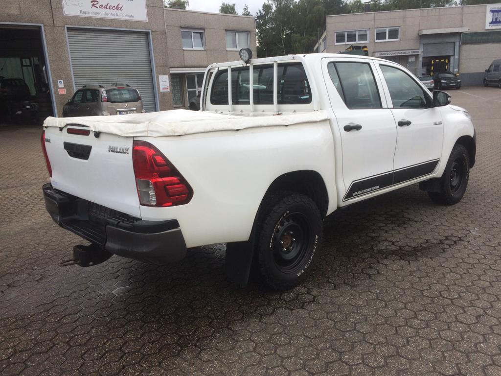 2017 Toyota Hilux 2.4L 4X4 – Image 8