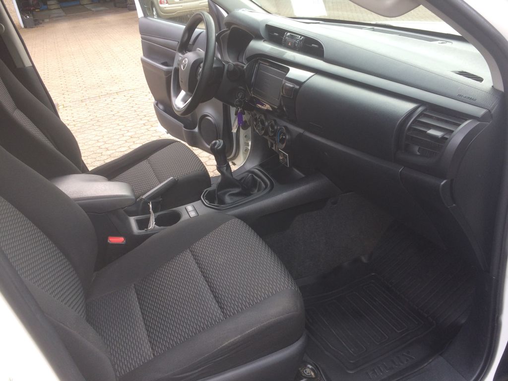 2017 Toyota Hilux 2.4L 4X4 – Image 9
