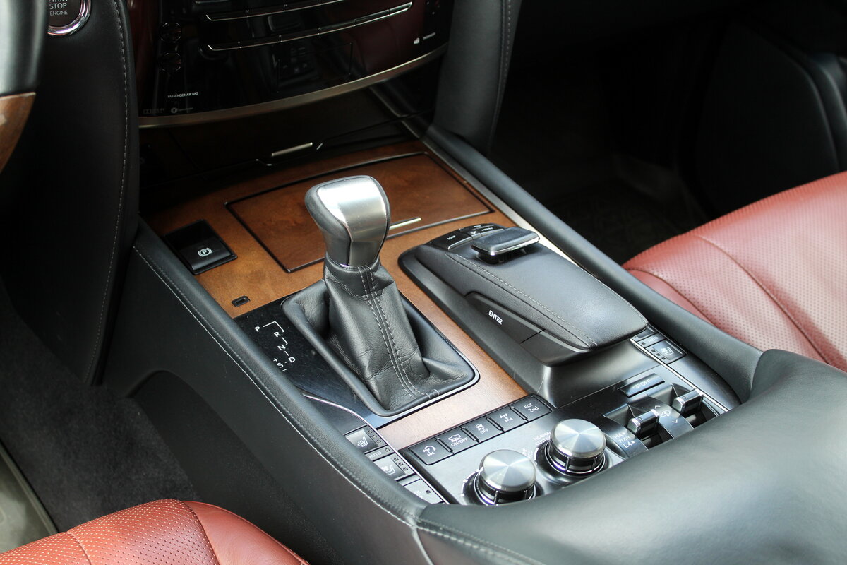 2016 Lexus LX450d 4.5L V8 – Image 4