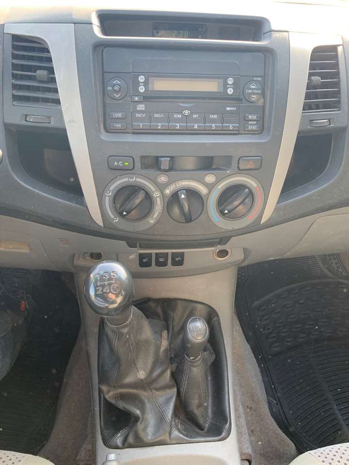 2008 Toyota Hilux 2.5L 4X4 – Image 6