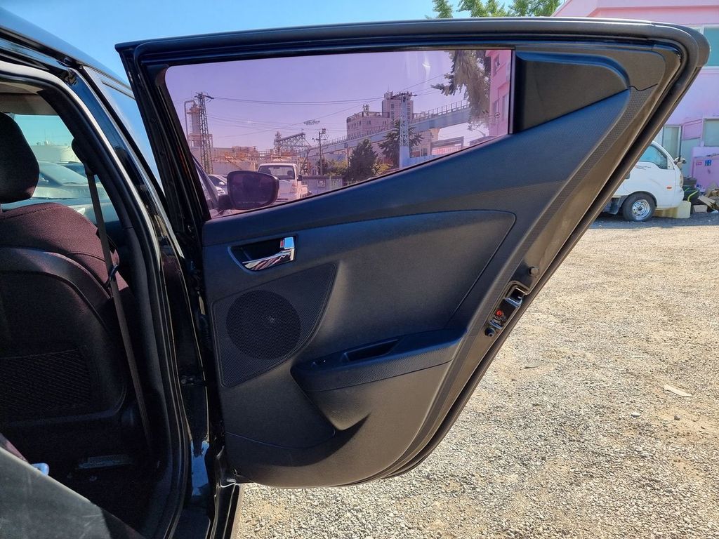 2012 Hyundai Veloster 1.6L Unique – Image 16