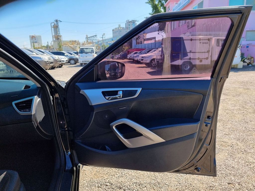 2012 Hyundai Veloster 1.6L Unique – Image 15