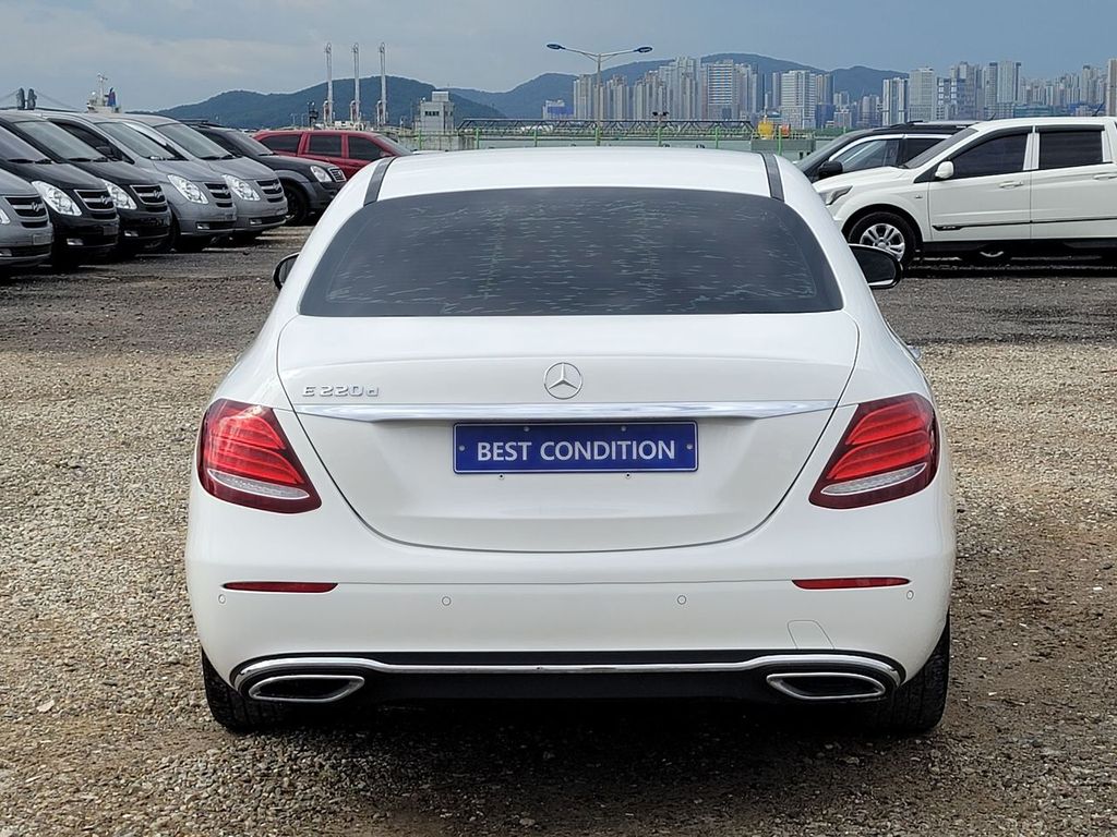 2017 Mercedes-Benz E220d – Image 4