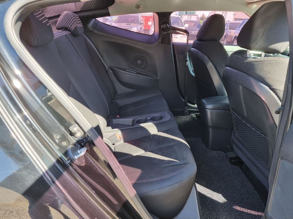 2012 Hyundai Veloster 1.6L Unique – Image 14