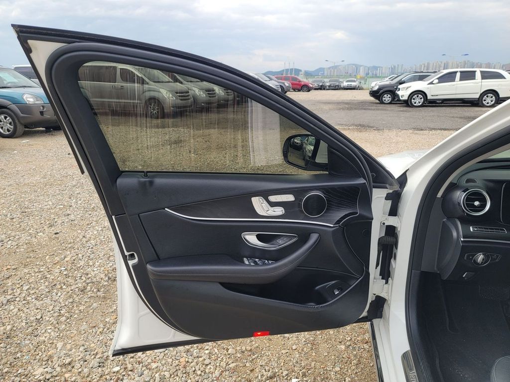 2017 Mercedes-Benz E220d – Image 14